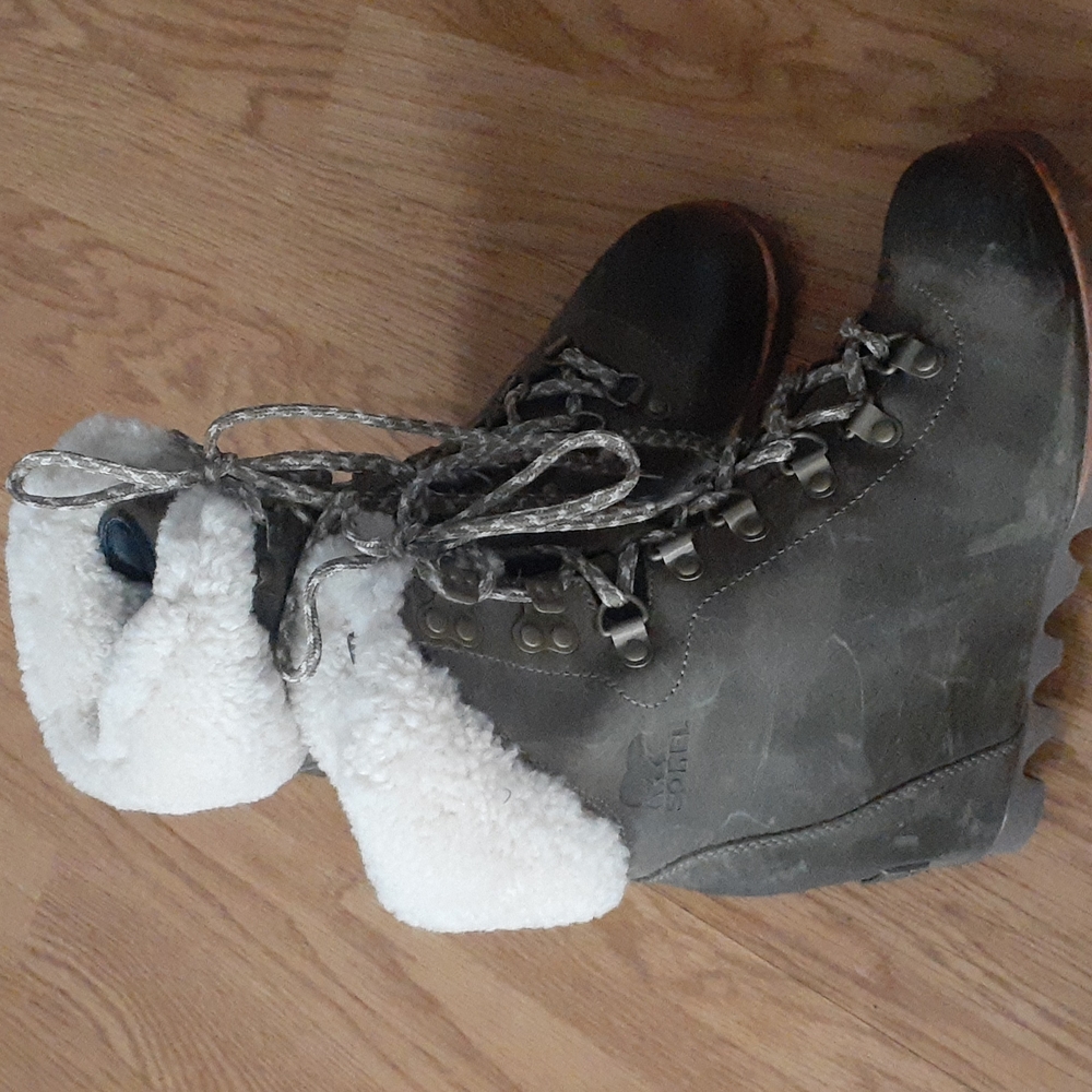 Sorel Conquest Wedge Shearling Boots in Nori 5.5